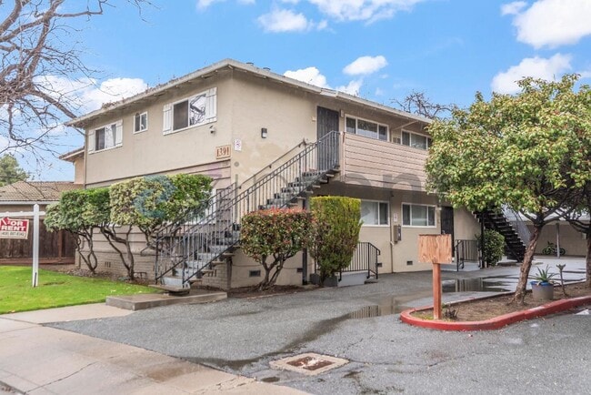 Building Photo - 1391 Vía Dondera