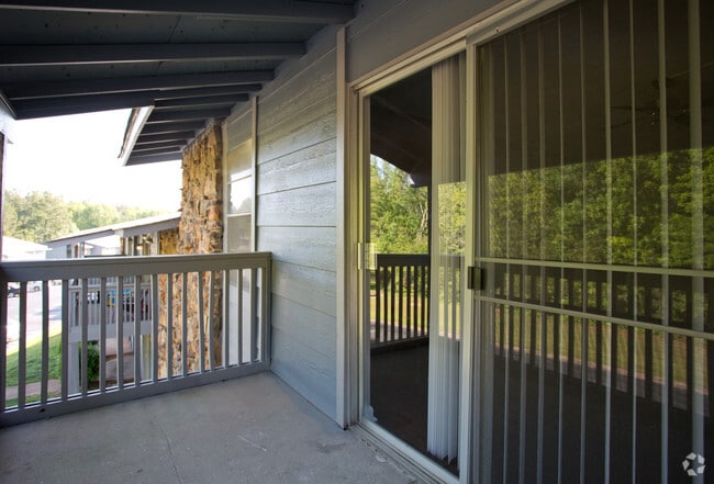 1BR, 1BA - 708 SF