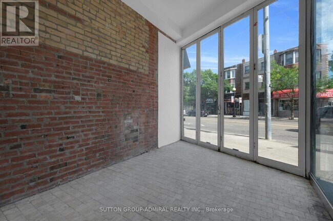 Photo - 647 College St