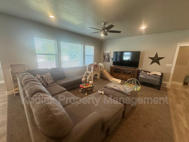 Photo - 192 Derrah Dr