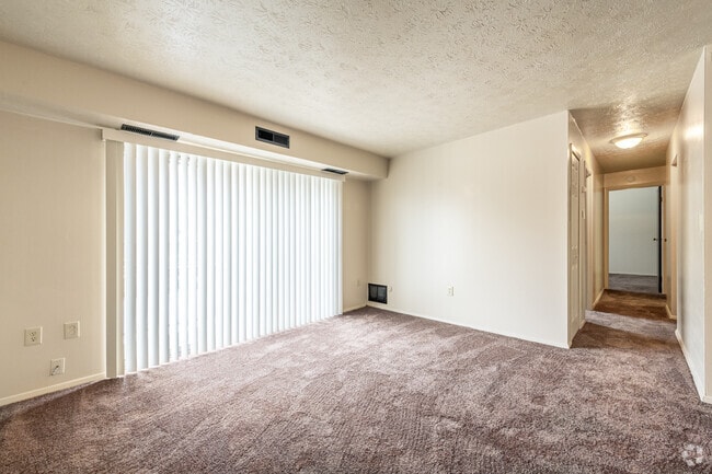 2BR, 1BA - 700SF