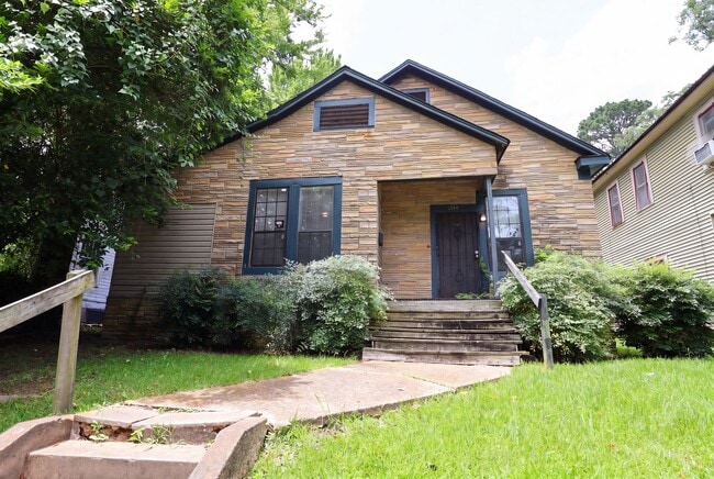 Building Photo - Classic Charm with Modern Updates – Spacious 4 Bedroom Rental