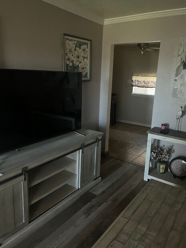 Photo - 3 bedroom 1.5 bathroom!