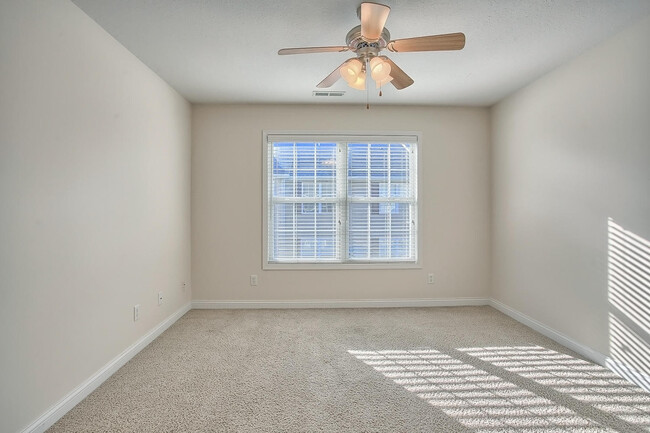 701 N Prairieview Rd Unit 8