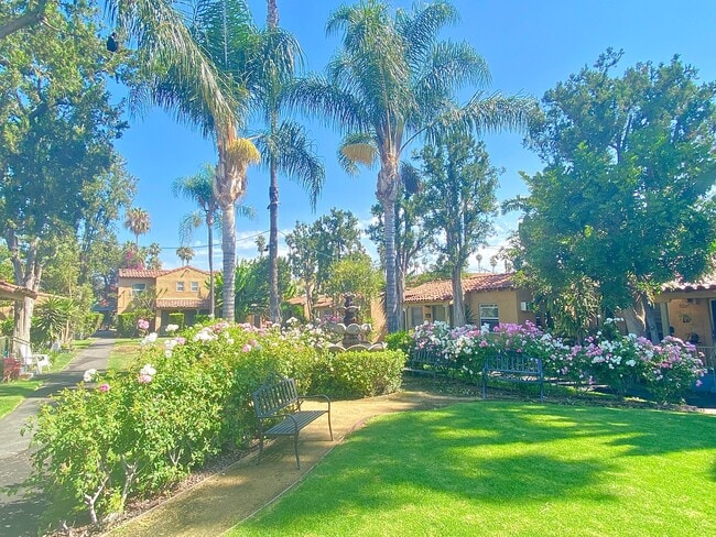 Photo - 5225-5271 De Longpre Ave