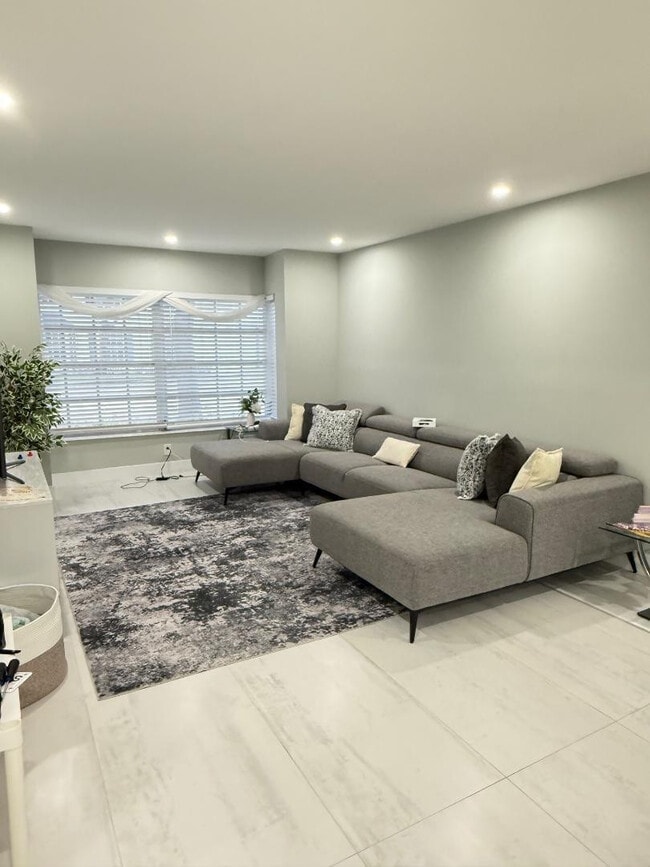 Building Photo - 2191 NE 68th St Unit 403