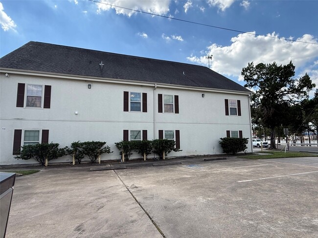 Building Photo - 304 Dell Ct Unit 6