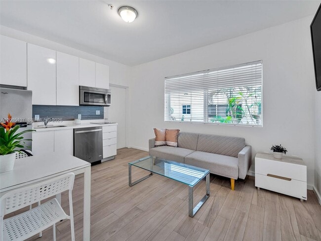 Building Photo - 820 15th St Unit 202