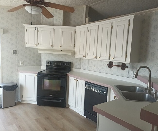 841 W Colonial Cir