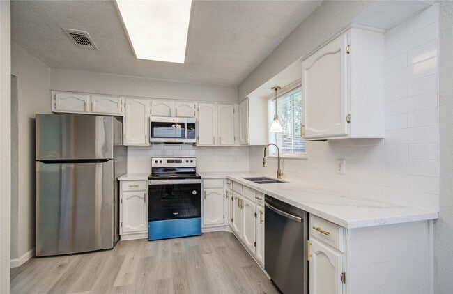 Building Photo - 16610 Cairngorm Dr