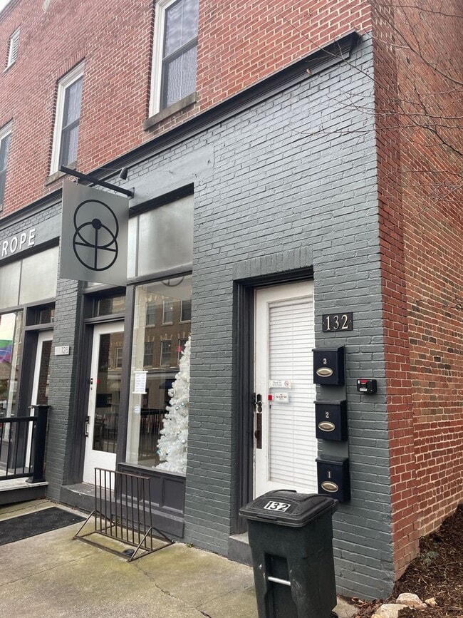 Building Photo - Main128-130 Unit Apt. 1