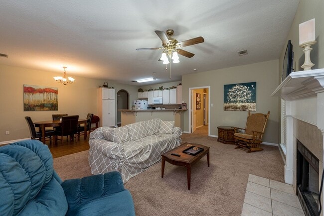 Photo - AUGUST PRE-LEASE Open Concept 3/3 - Super close to Campus on the Bus Route