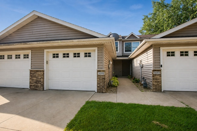 Building Photo - 2 Bedroom Townhome off West Circle Drive