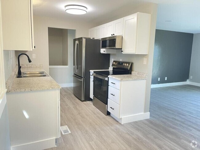 Building Photo - 2240 E Summit Dr Rental