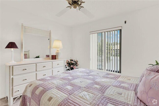 Building Photo - 1635 SW Silver Pine Way Unit D2 Rental