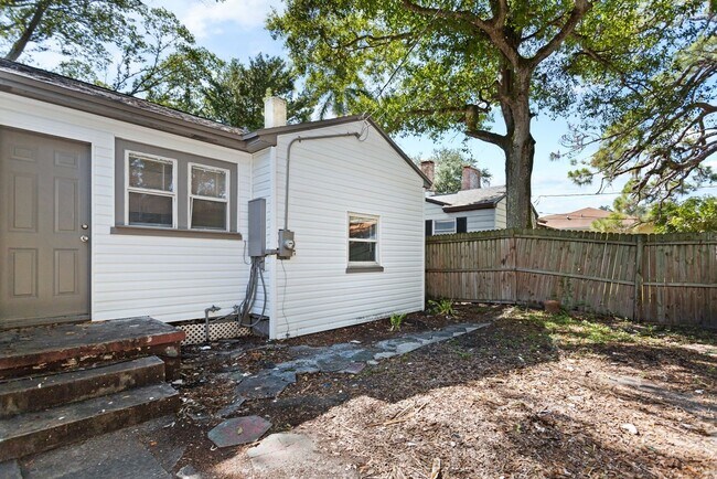 Photo - Spacious 3bdrm/1bath House $1995.00 ** Fenced yard **