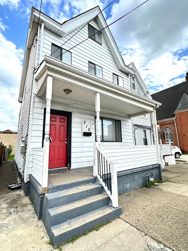 Building Photo - Spacious 4 Bed, 2 Bath Home in Sharpsburg w/ Amazing Backyard Space - Available Now!