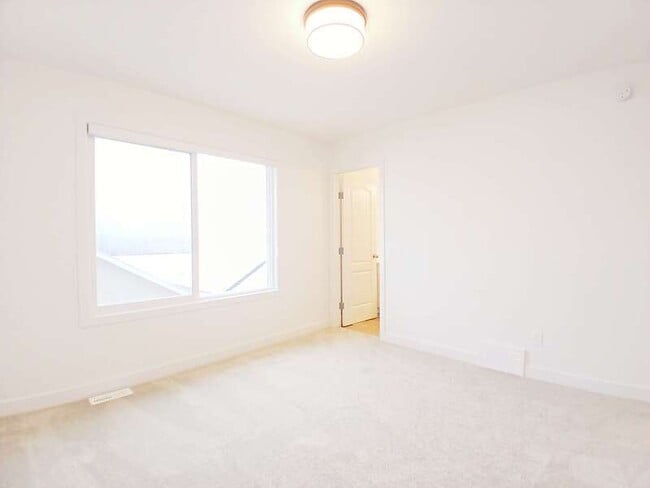 Photo - 1942-1209 209 St NW