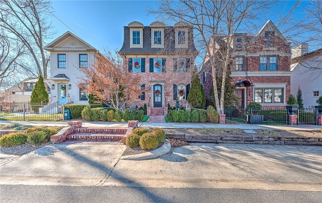 Building Photo - 242 SW D St