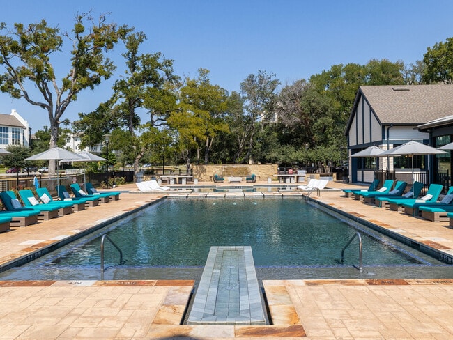 Building Photo - The Michael At Presidio