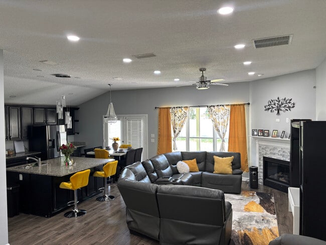 Photo - 437 Fort Drum Ct