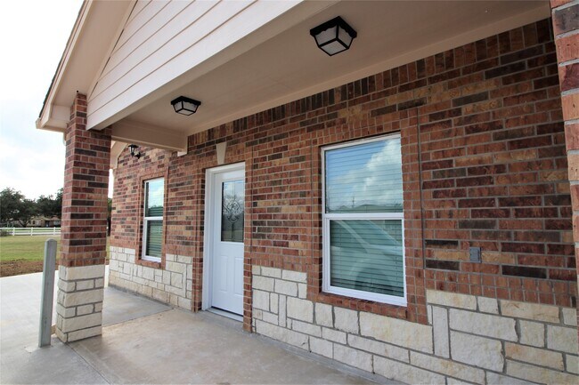 Building Photo - 956 County Rd 281