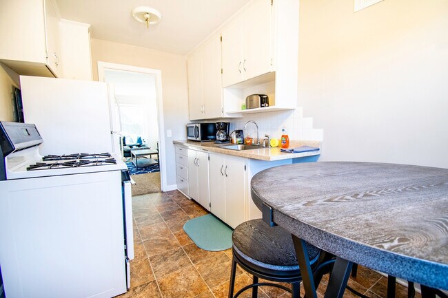 Building Photo - Dundee Village Rentals (820 N 46th St) Unit #1