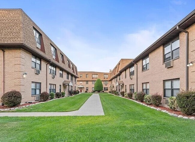 Building Photo - 16 N End Dr Unit 16