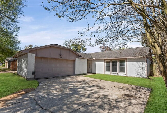 Photo - 2808 Pinewood Dr