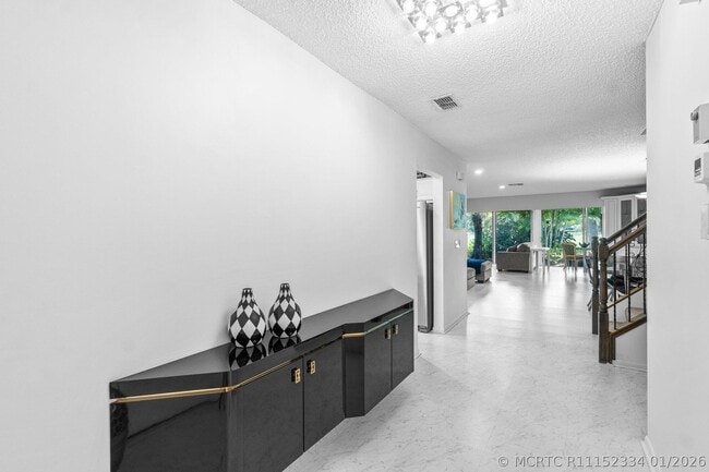 Photo - 27 Southport Ln