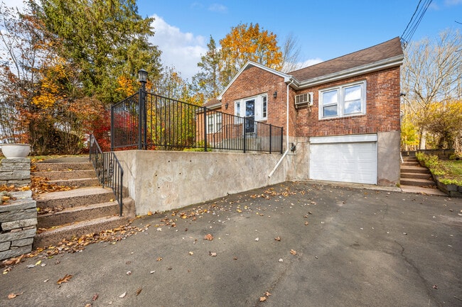 Photo - 678 Bartholomew Rd