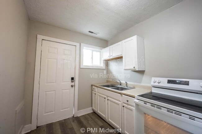 Photo - 2930 N Dearborn St Unit B