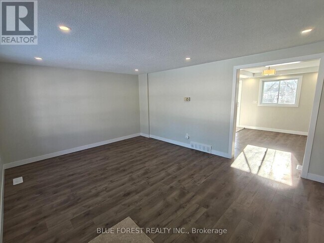 Photo - 681 Galloway Crescent