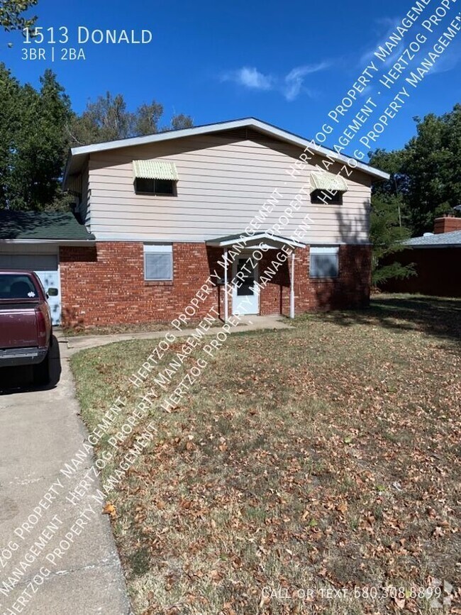 Building Photo - Large 3 Bedroom Home