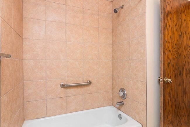 Photo - Oakridge Apartments