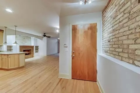 Entryway - 4733 N Malden St Unidad GS