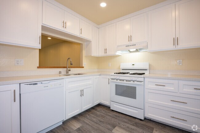 2BR, 1.5BA - 1,000SF - Kitchen