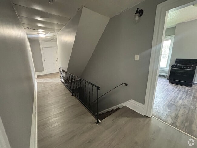Building Photo - Newly updated 3 bedroom apartment in Mt Wa...