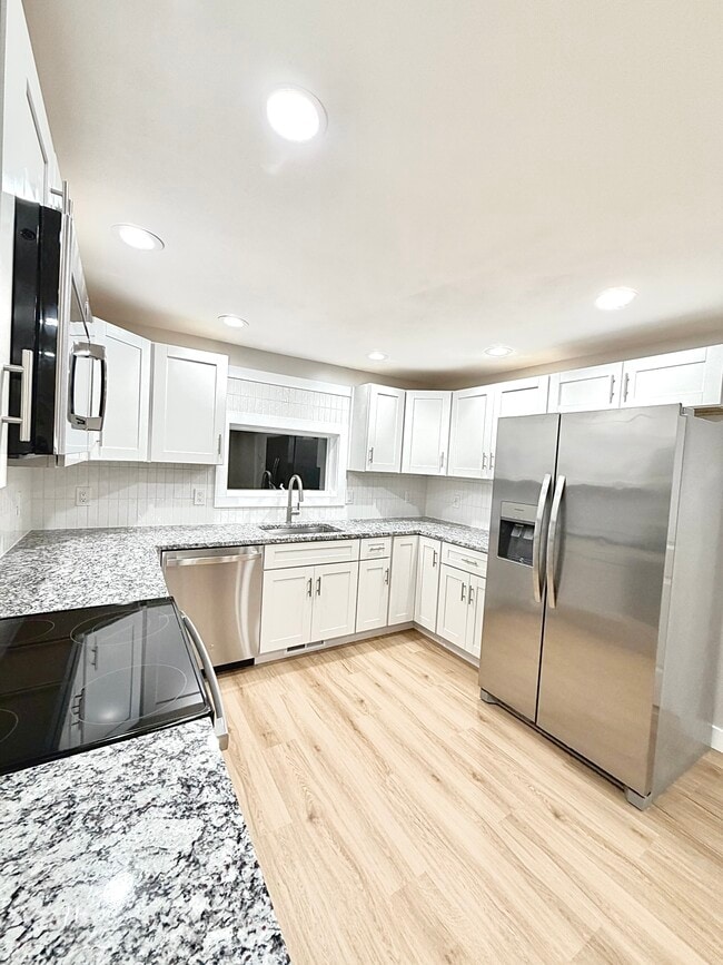 Building Photo - 4 Stratton Ln Unit A