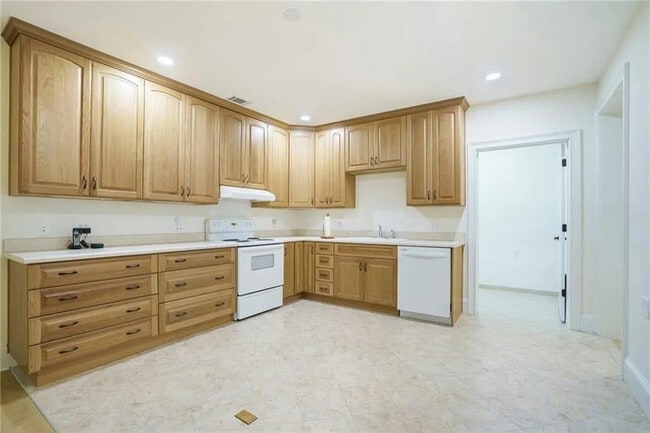 Photo - 2262 Meadowvale Dr NE