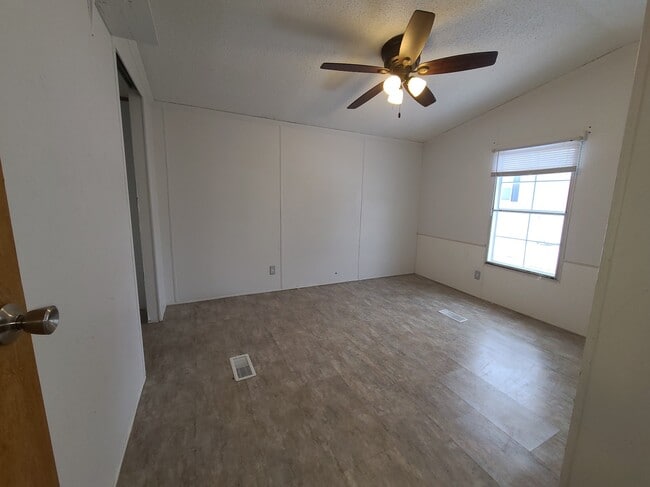 Photo - 700 W Ridgeway Ave