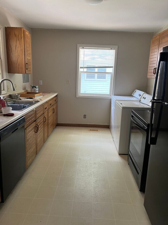 Photo - 3 bedroom/2 bath house close to KU with washer/dryer