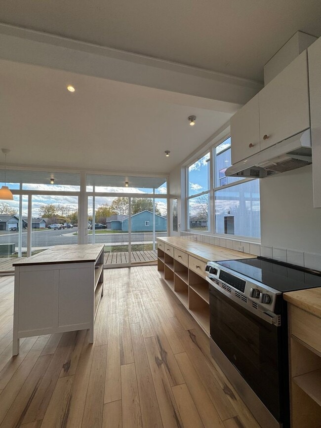 Photo - 4BR/3BA with Soaring Ceilings & Large Windows