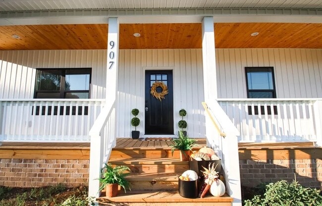 Photo - 907 Honeysuckle Ln