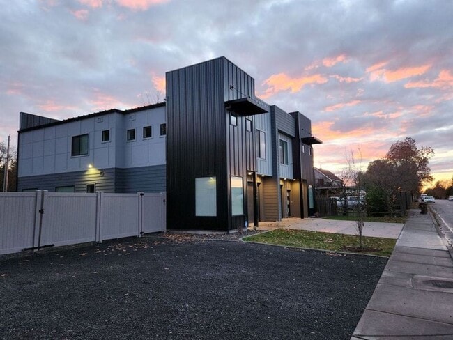 Photo - BRAND NEW MODERN LIVING!! HUGE 4 Bed 2.5 Bath Duplex with over 2350+ Sq. Feet.