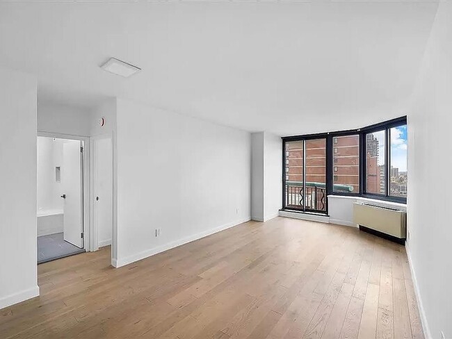 Photo - 303 E 60th St