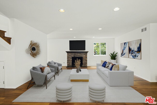 Photo - 907 Las Pulgas Rd