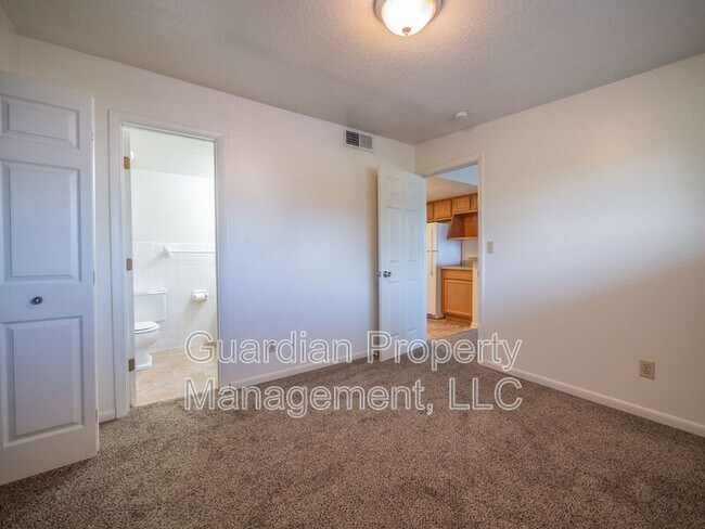 Photo - 1121 N College Dr