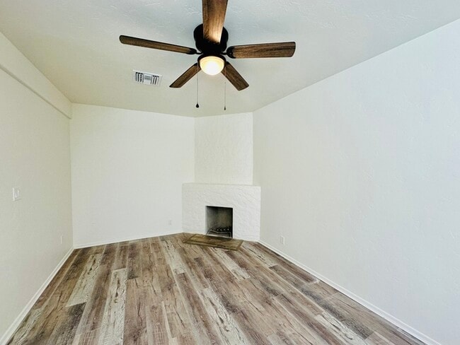 Photo - Available 10/10/25! Modern Renovated 2 Bed...
