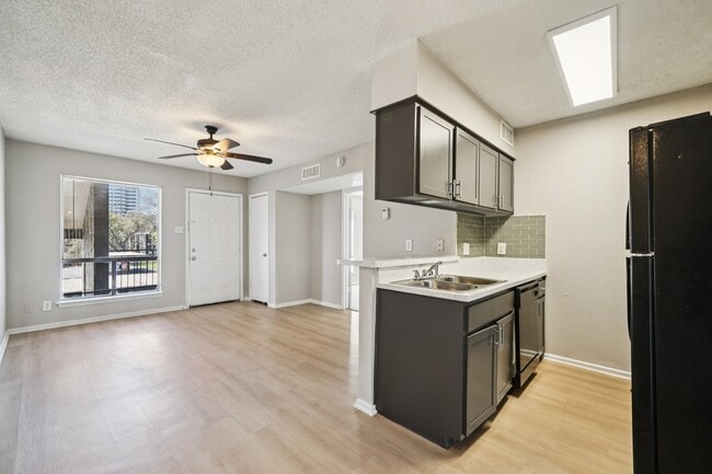 Bienvenidos a The Riley Apartments, donde el diseño moderno se une a la comodidad. Disfruten de amplios espacios, cocinas renovadas y abundante luz natural en una comunidad vibrante. ¡No pierdan la oportunidad de llamar a este lugar su hogar! ¡Programen una visita hoy mismo! - The Riley